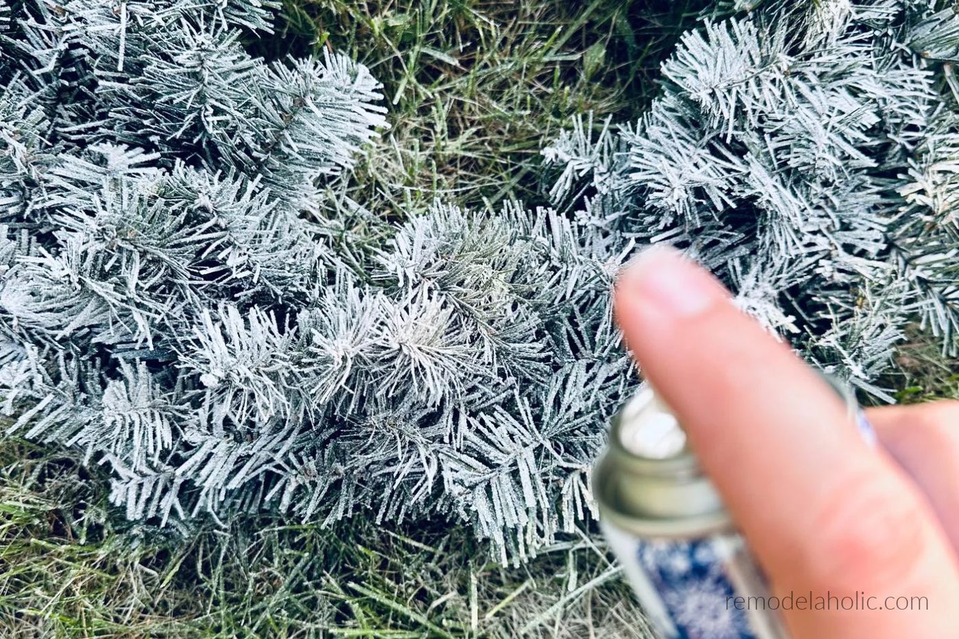 How To Flock A Christmas Wreath, low-cost Fake Snow Spray, Bekob