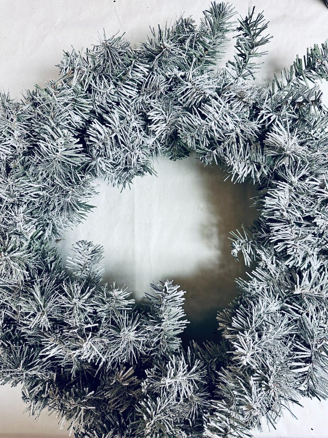 How To Flock A Handmade Cardinal Winter Wreath walkthrough, Bekob