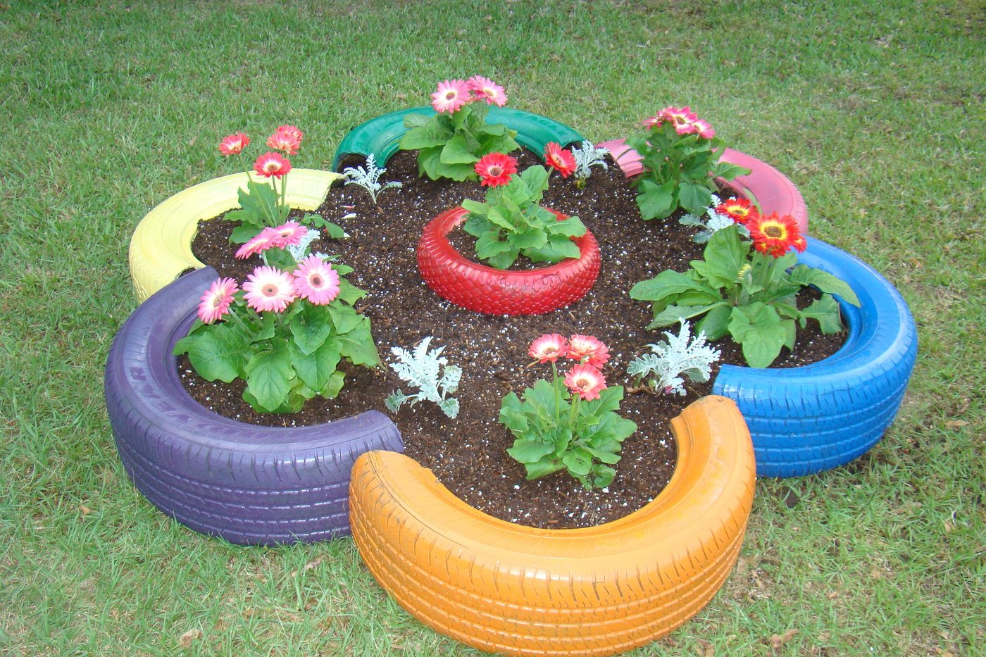 Creative straightforward Planter option, Cut Tire Flower Planter