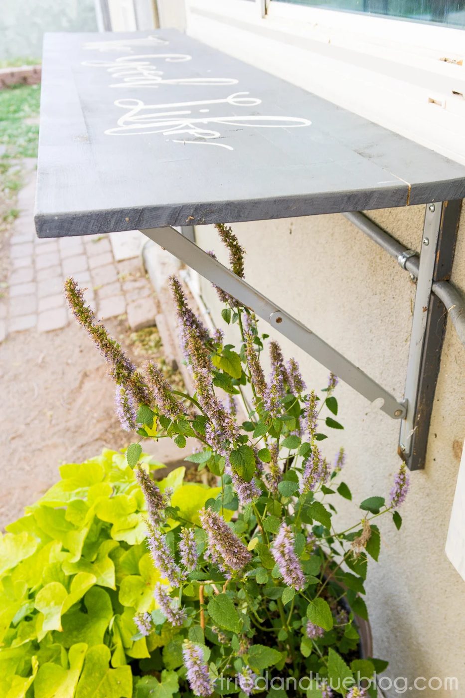 How to build a bar height table against your house by Tried and True featured on @Bekob