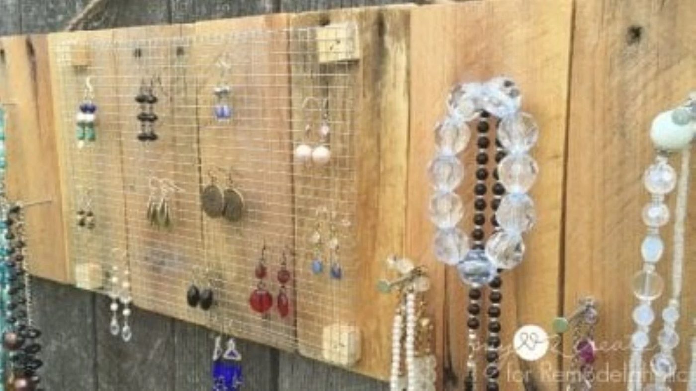 Rustic Pallet Jewelry Holder Featured Image MyLove2Create 450x225