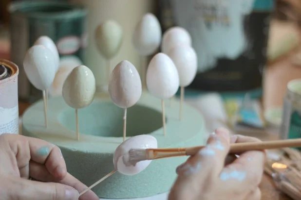 straightforward Easter eggs option - paint dipped eggs by thespacebetweenblog.net for Bekob.com