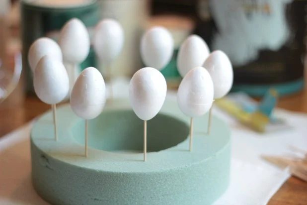 straightforward Easter egg options - paint dipped eggs by thespacebetweenblog.net for Bekob.com