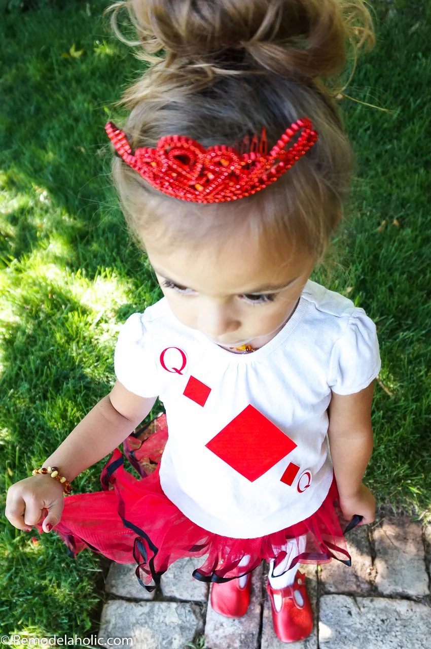 Last-Minute straightforward Costume: Queen of Hearts - printable playing card costumes
