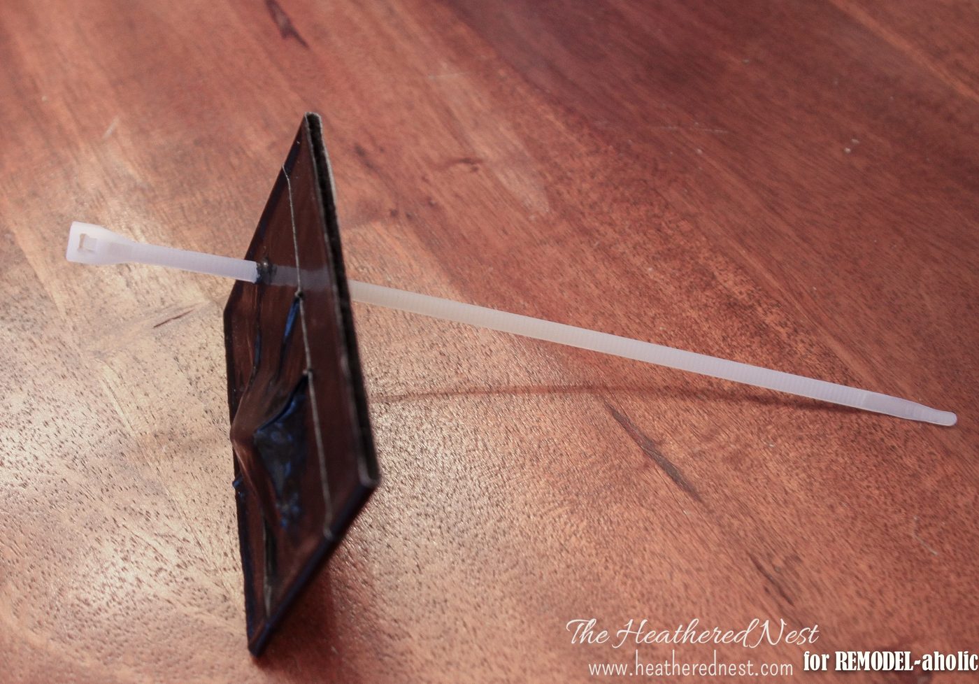 how to attach chalkboard labels to wire bins - The Heathered Nest on @Bekob