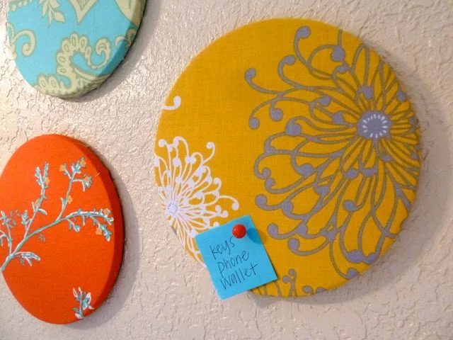 straightforward Art options for Kids Room Decor: straightforward fabric corkboard wall decor (sewmuchsunshine)