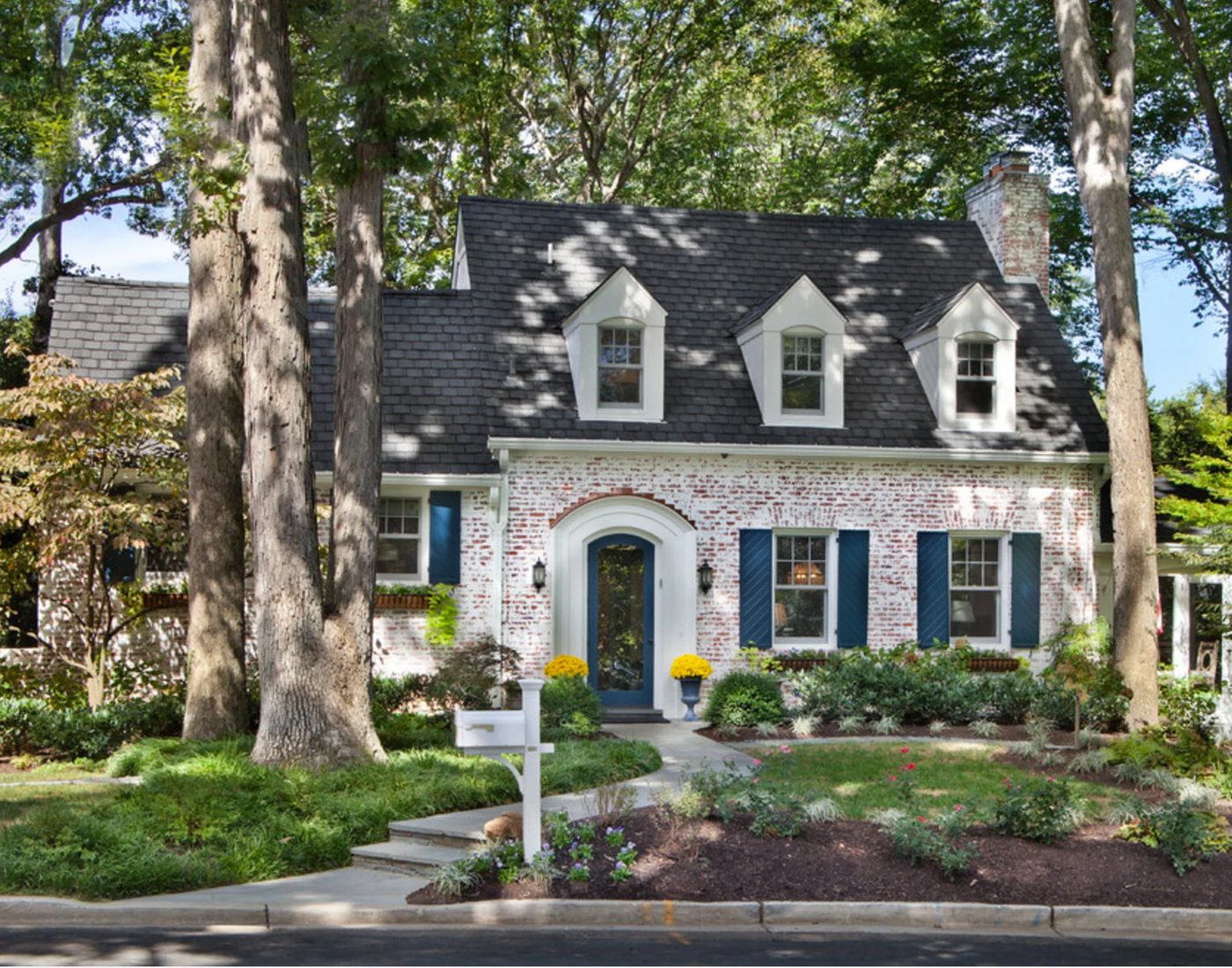 Exterior Paint Colors that Increase Curb Appeal | Choosing exterior paint colors. Bekob