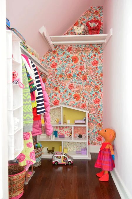 Fabric wallpaper is a great way to decorate the walls in your home! If you want to try using fabric as wallpaper, here are 15 tips for Handmade fabric wallpaper! Fabric Wallpaper 1