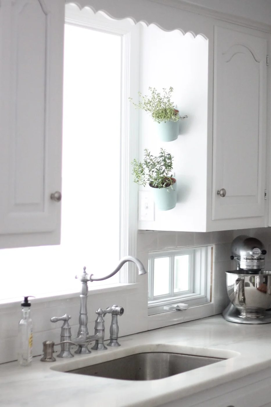 25 Fantastic Indoor Herb Garden options - Tipsaholic.com #herbs #garden
