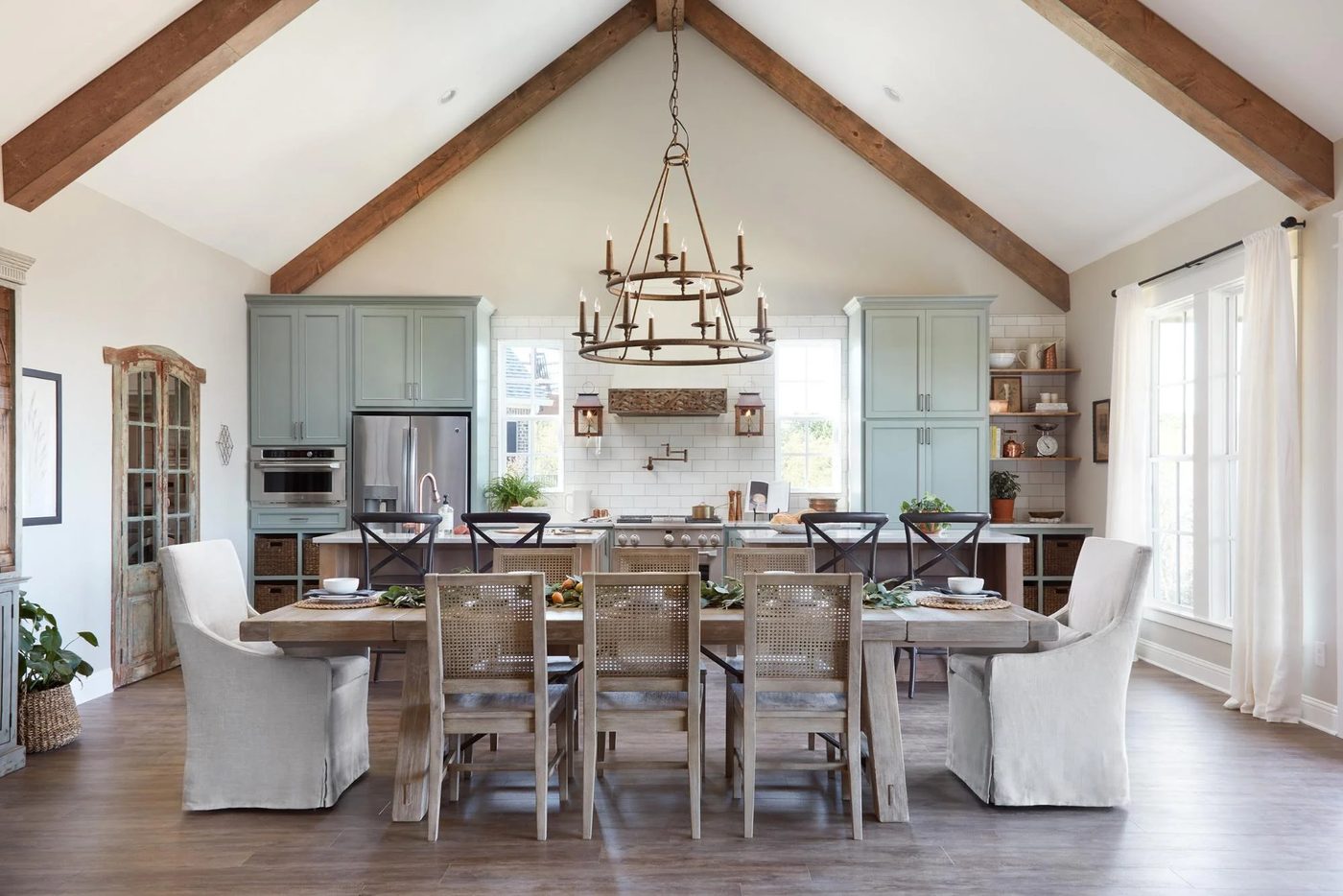Tips and sources for decorating and designing a farmhouse dining room | Get This Look: A Farmhouse Dining Room a la Fixer Upper "A Lot of Options" House #Bekob #fixerupper #farmho