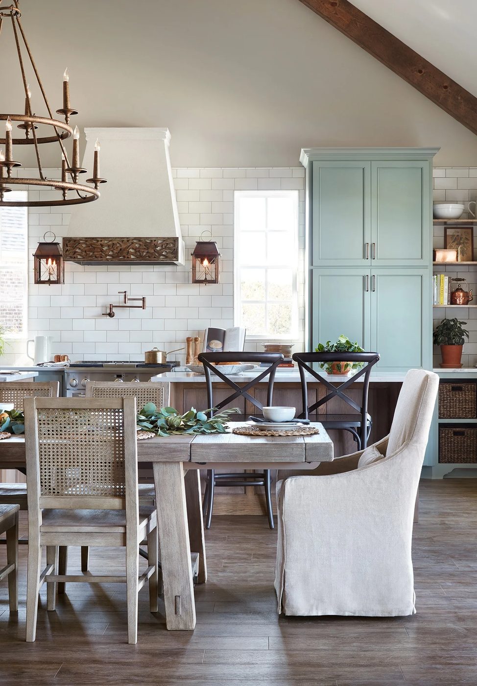 Tips and sources for decorating and designing a farmhouse dining room | Get This Look: A Farmhouse Dining Room a la Fixer Upper "A Lot of Options" House #Bekob #fixerupper #farmho