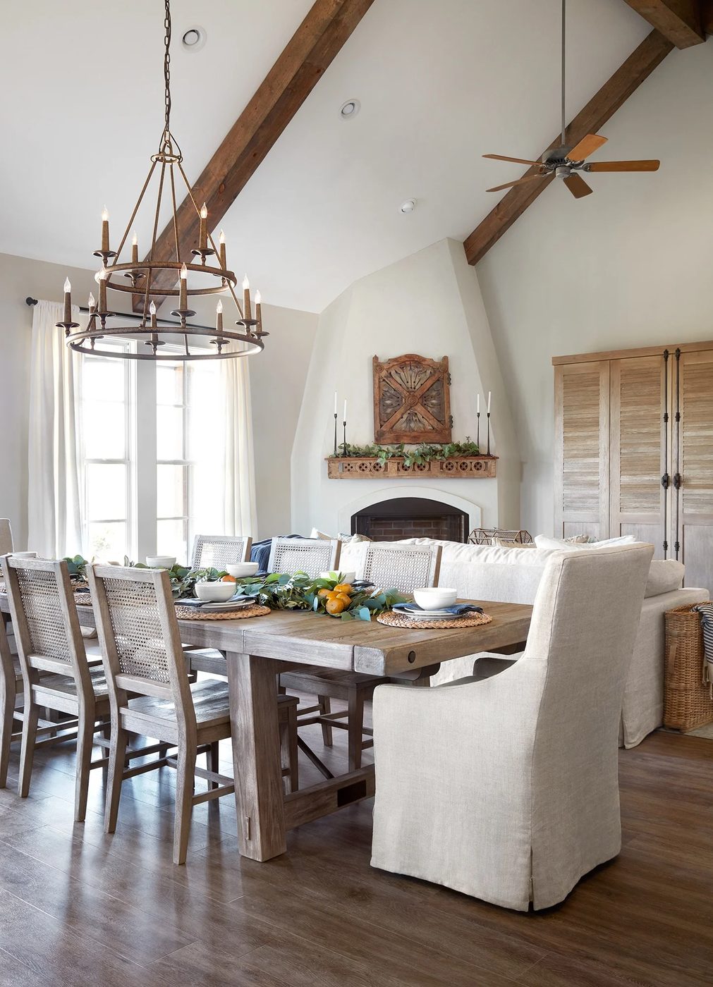 Tips and sources for decorating and designing a farmhouse dining room | Get This Look: A Farmhouse Dining Room a la Fixer Upper "A Lot of Options" House #Bekob #fixerupper #farmho
