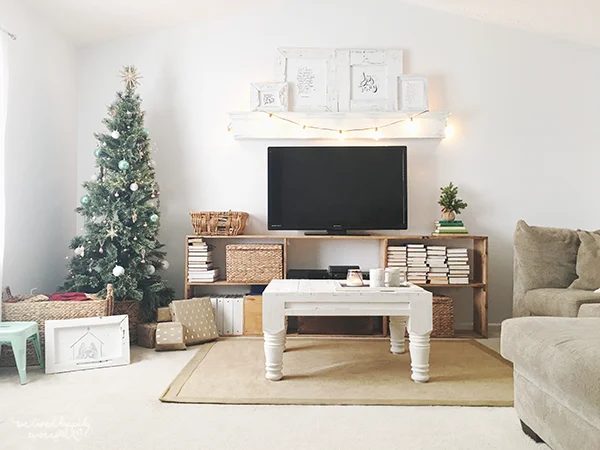 26 Rustic Christmas Decor, A Christmas Home Tour By We Lived Happily Ever After Featured On @Bekob