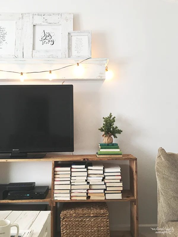 28 Edison Bulbs, Chalk Paint And Reclaimed Wood Make A Beautifully Decorated Holiday Mantel, By We Lived Happily Ever After Featured On @Bekob