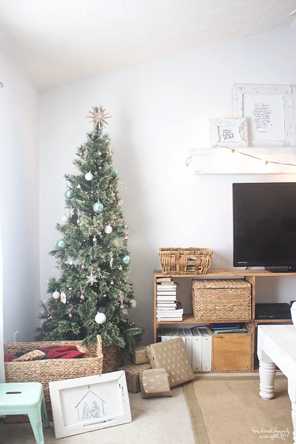 35 Minimalist Holiday Decor In A Rustic White House, A Home Tour By We Lived Happily Ever After Featured On @Bekob
