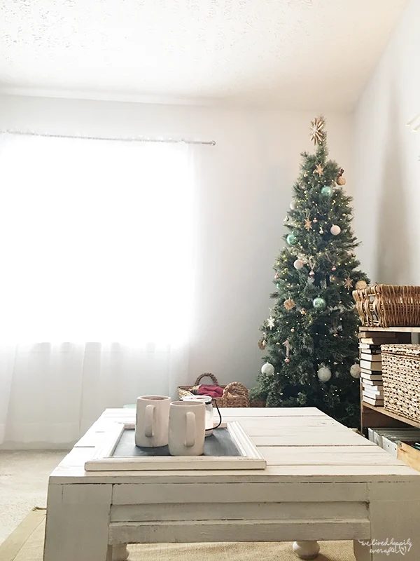33 Rustic White Home Goes Minimalist For Christmas Decor, A Christmas Home Tour By We Lived Happily Ever After Featured On @Bekob