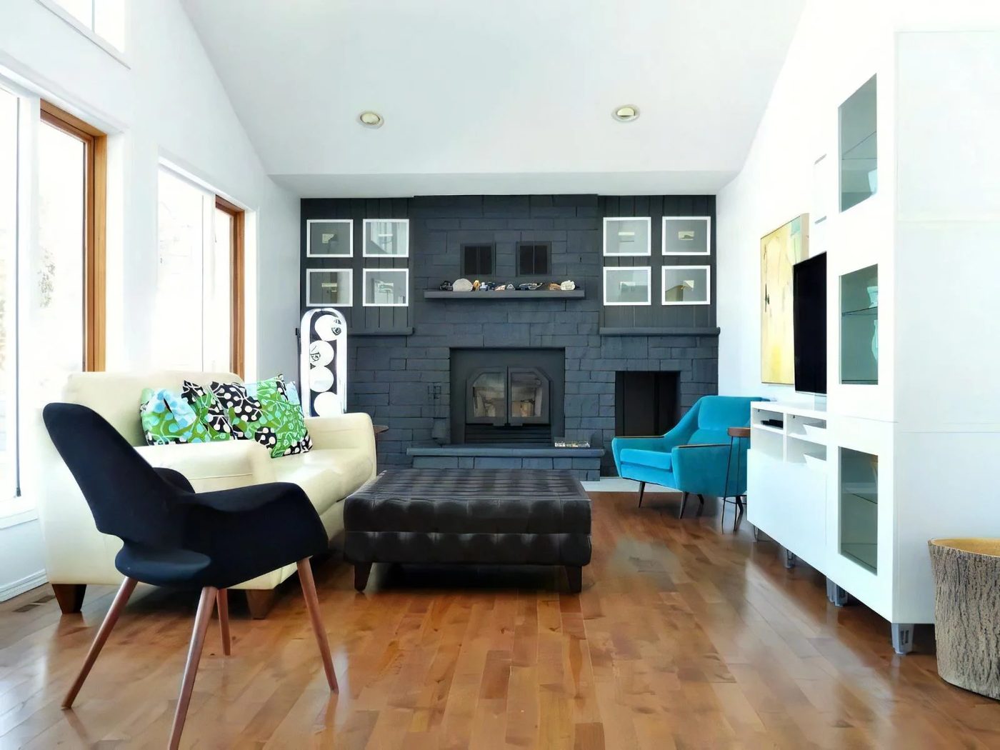 Living Room With Dark Painted Fireplace Focal Wall Dans Le Lakehouse On Bekob 600x450 042042