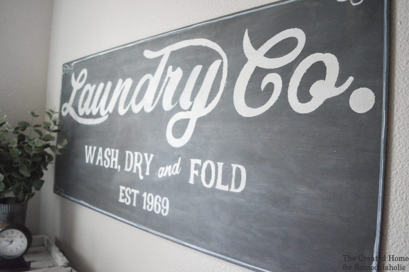 Free printable template! How to paint your own Fixer Upper Magnolia Market style laundry sign | farmhouse decor | laundry room | chalkboard | vintage