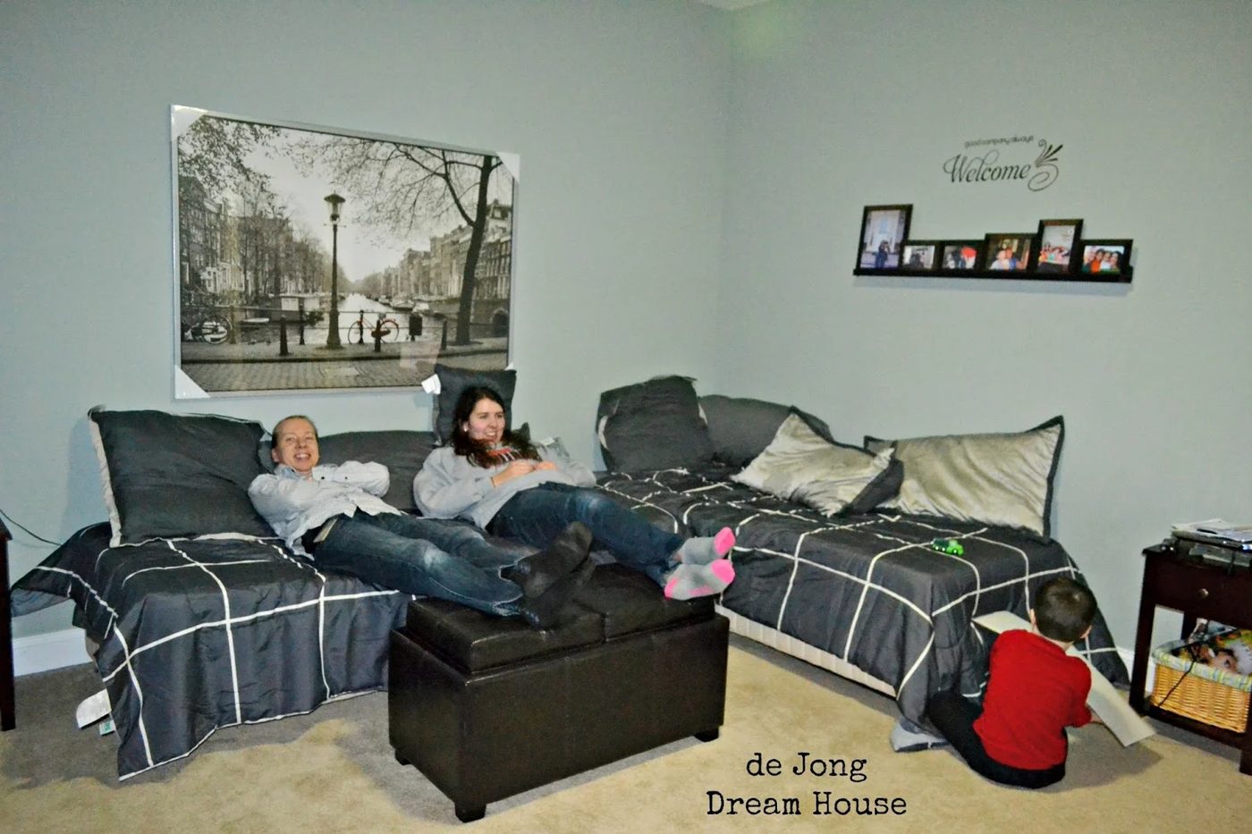 flex room with low art print