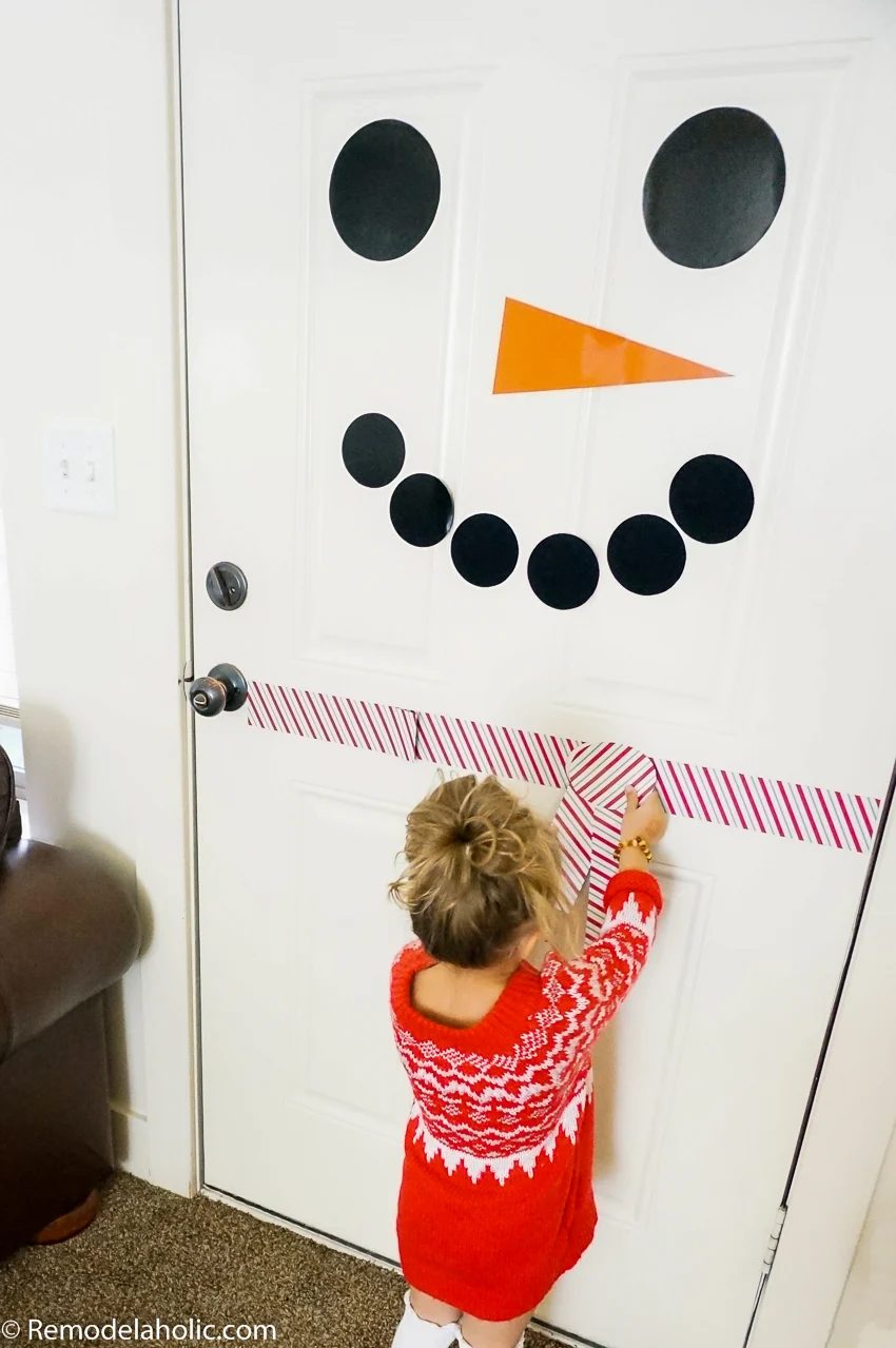 Free Printable Magnetic Snowman Door Decor | Winter front door decorating | Classroom door or bulletin board decorating | kid-friendly holiday decor