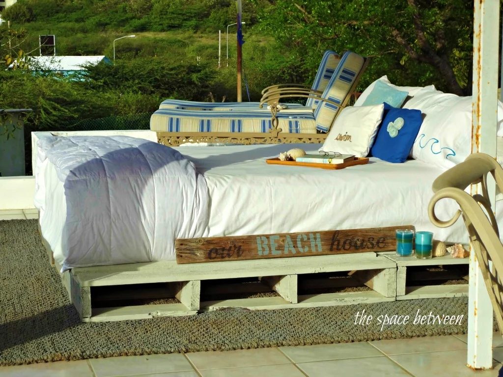 beach house rooftop pallet bed, featured on Bekob