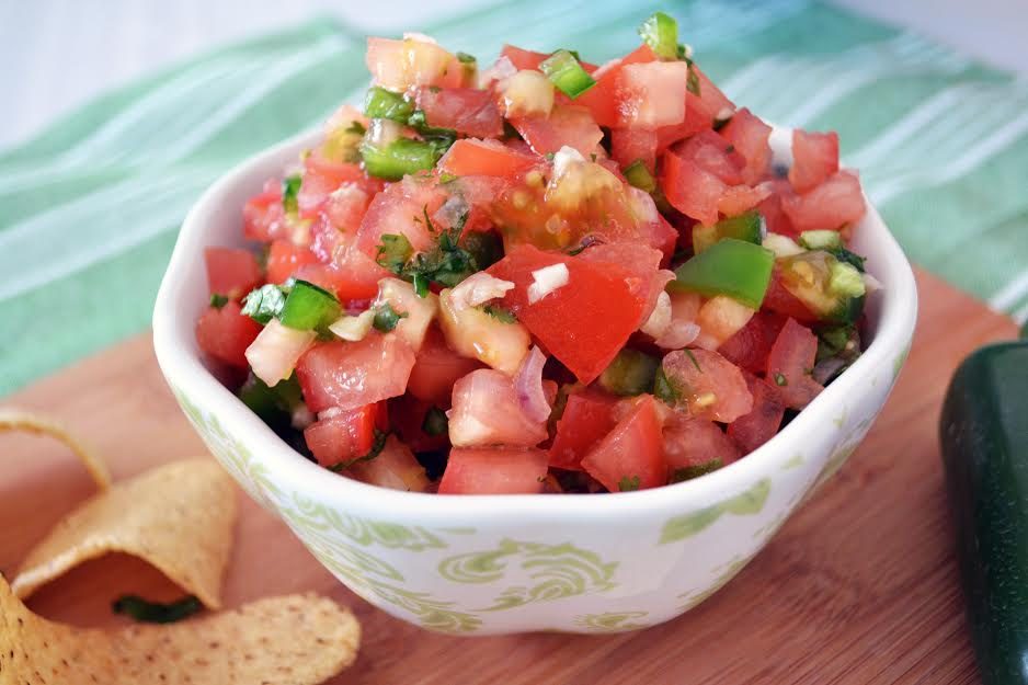 Fresh Tomato Salsa | FOODIEaholic.com #recipe #cooking #appetizer #dip #salsa #tomato