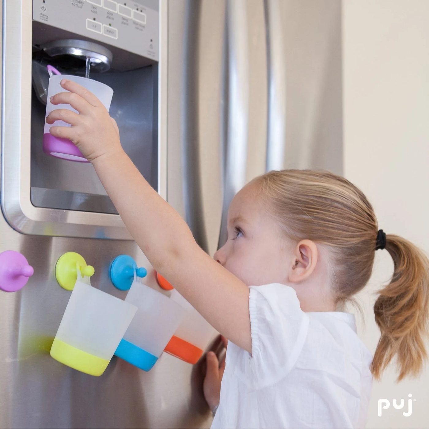 brilliant kids cup holder on the fridge! One cup per kid, fewer dirty cups in my dishwasher