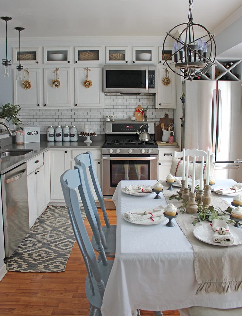 1 Light And Bright Christmas Kitchen options