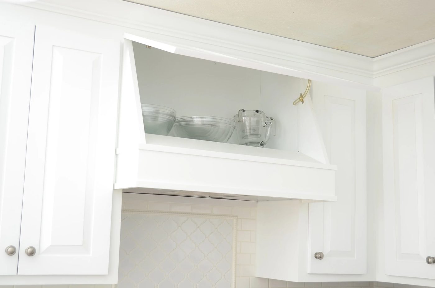 How to create a Custom Storage Range Hood via @Bekob #kitchenstorage #whitekitchen #DIYkitchen #rangehood on Bekob.com