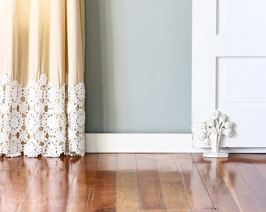 Friday Favorites: No Sew Lace Curtains and Pineapple Pillow