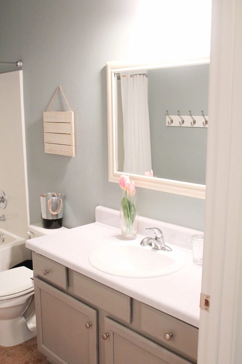 Friday Favorites: Pallet Couch and Lovely Mudroom