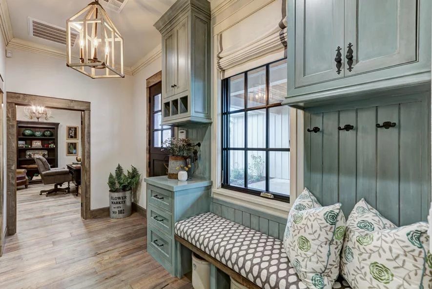 Friday Favorites: Shiplap, Holiday Decor and More