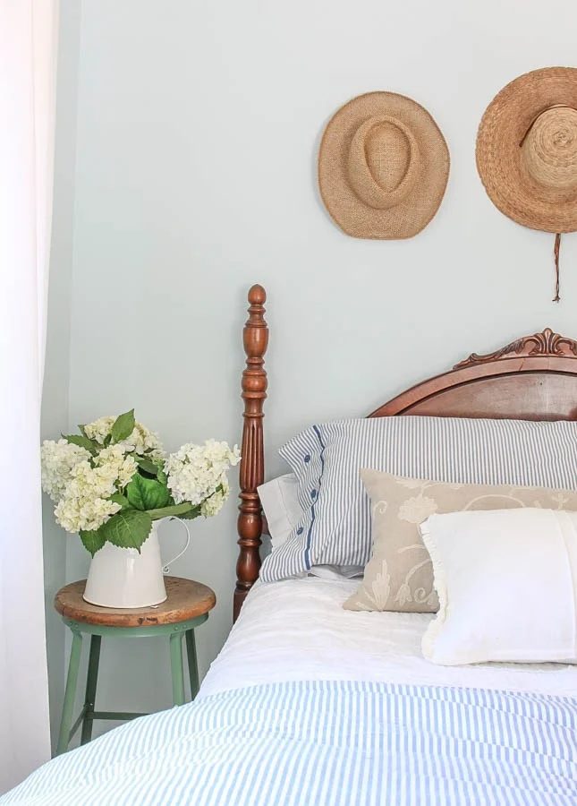 Vintage Four Poster Bed With Hydrangeas