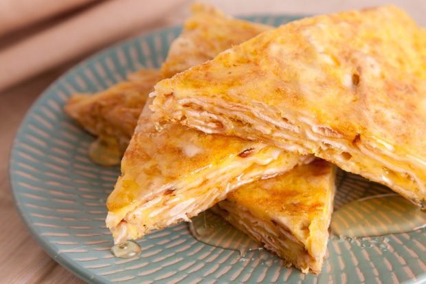 Fried Matzoh | FOODIEaholic.com #recipe #cooking #passover #matzoh