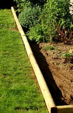 Using wood timbers for landscaping edges featured on Remodelahlic.com