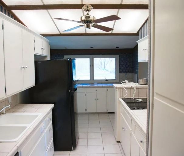 Did you love the first episode of season four of FIXER UPPER? Get the look of the Fixer Upper Cargo Ship House Kitchen with these tips from Bekob.com