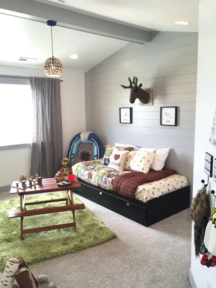 Decorate a fun outdoorsy camping theme bedroom for your son or daughter with these straightforward tips and DIYs! #Bekob #getthislook