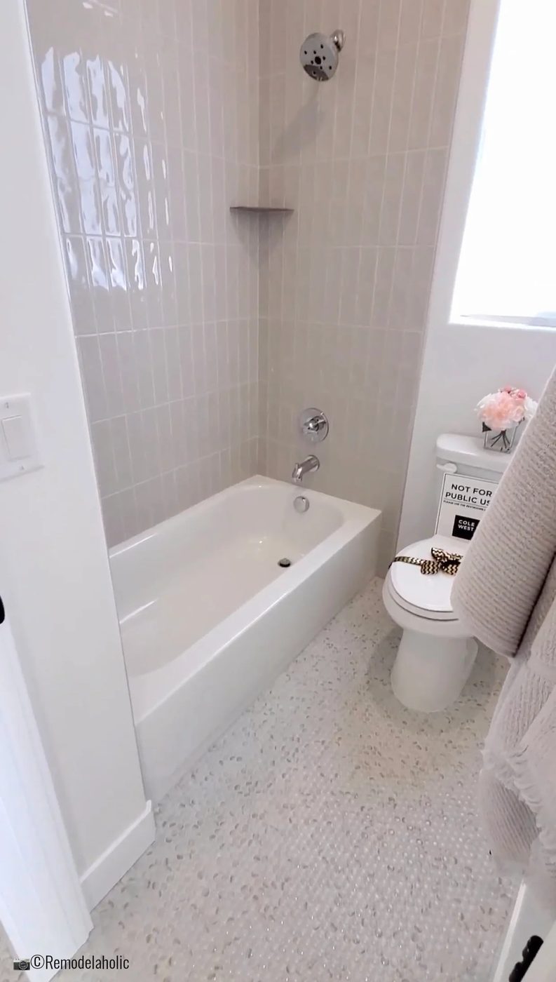 SGPH 2022 Home 15 Builder Cole West Home Designer Salt Box Collective, Olivia Reynolds Shared Bathroom