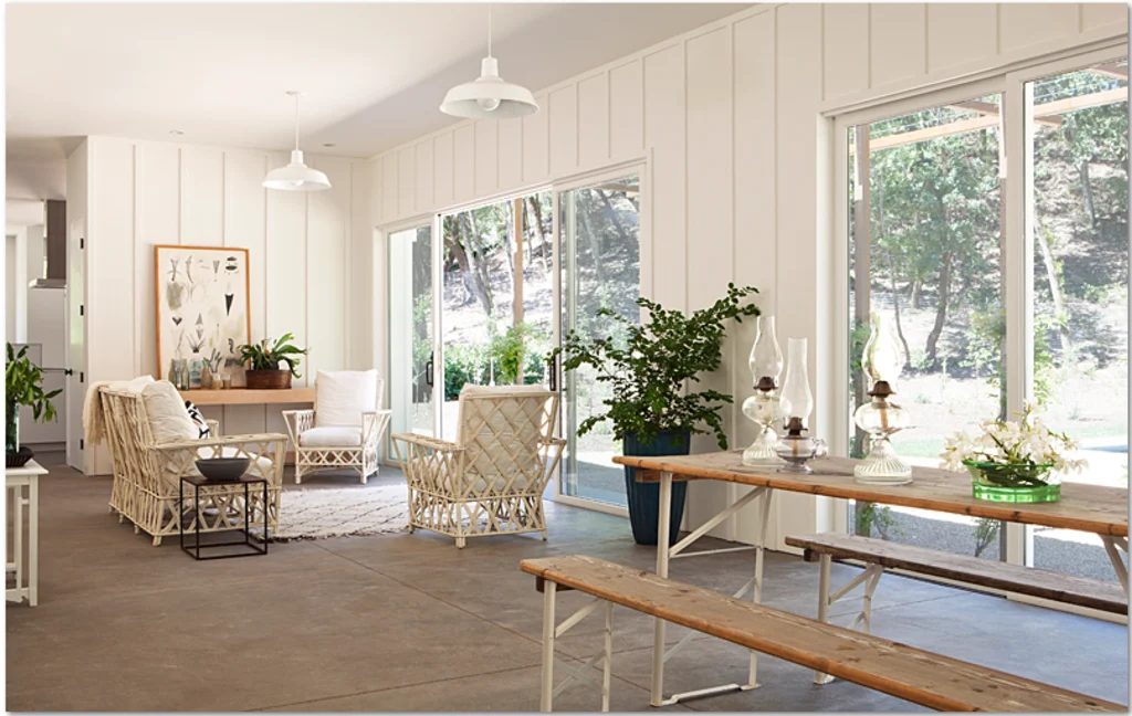 indoor-outdoor lanai porch-style veranda living room