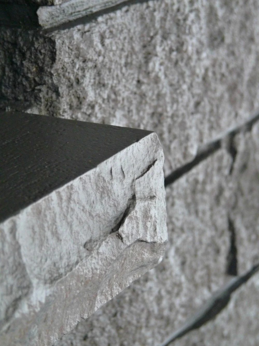 Gray Painted Fireplace Detail, Dans le Lakehouse on Bekob
