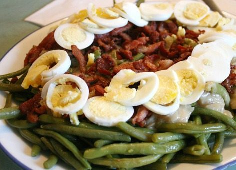 Green Beans with Bacon | FOODIEaholic.com #recipe #cooking #Thanksgiving #appetizer #greenbeans #bacon #egg #casserole