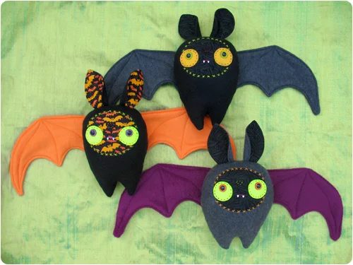 Love a handmade touch to your Halloween decor? Try one of these 37 direct Halloween Decorations to Sew ~ Tipsaholic.com #sewing #halloween #decorating