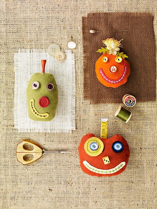 Love a handmade touch to your Halloween decor? Try one of these 37 direct Halloween Decorations to Sew ~ Tipsaholic.com #sewing #halloween #decorating