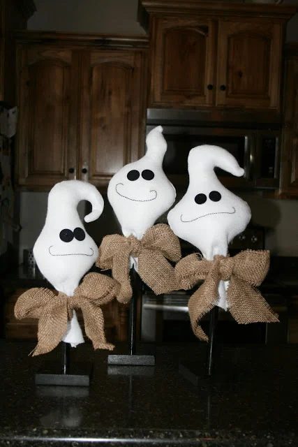 Love a handmade touch to your Halloween decor? Try one of these 37 direct Halloween Decorations to Sew ~ Tipsaholic.com #sewing #halloween #decorating