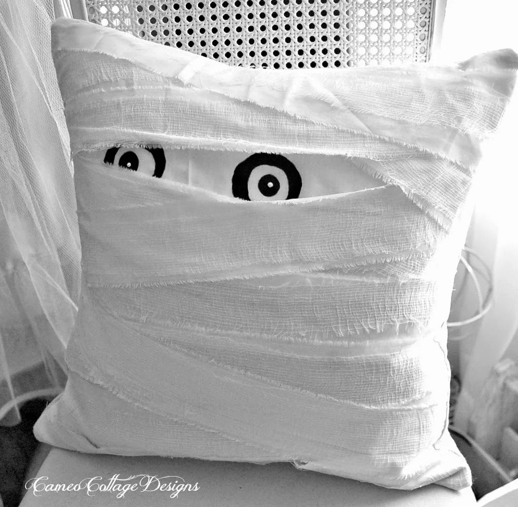Love a handmade touch to your Halloween decor? Try one of these 37 direct Halloween Decorations to Sew ~ Tipsaholic.com #sewing #halloween #decorating