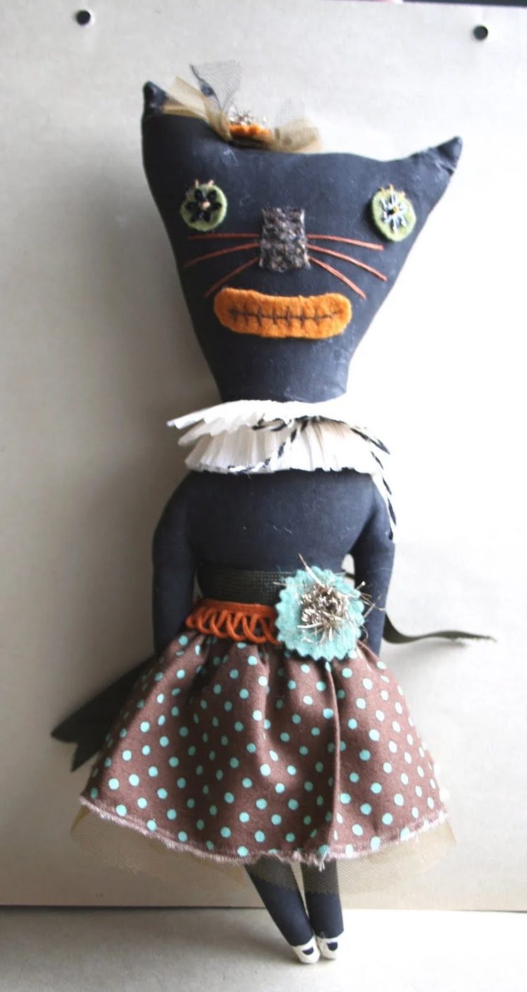 Love a handmade touch to your Halloween decor? Try one of these 37 direct Halloween Decorations to Sew ~ Tipsaholic.com #sewing #halloween #decorating