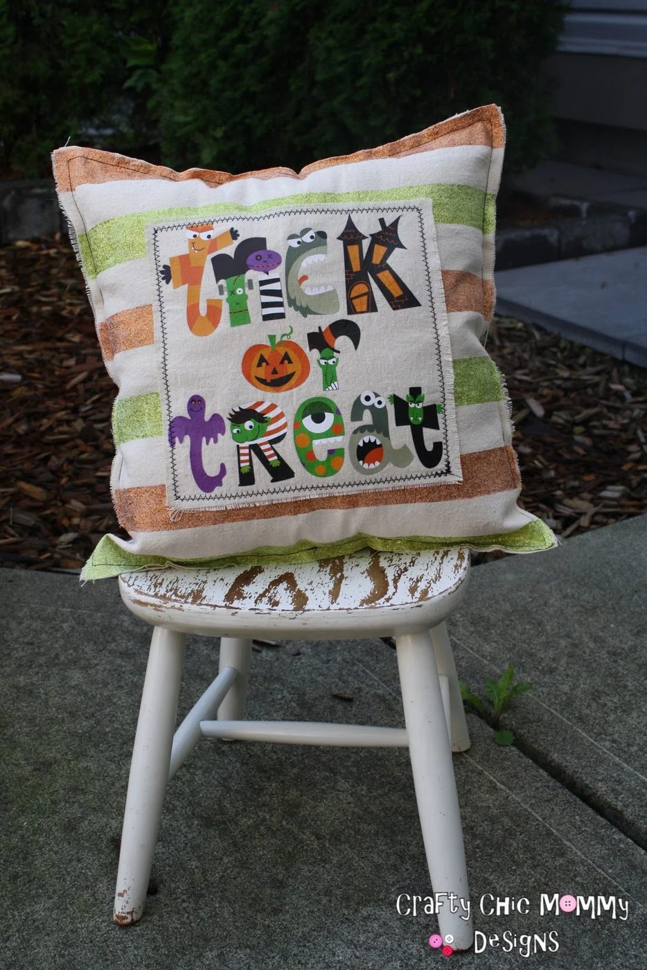 Love a handmade touch to your Halloween decor? Try one of these 37 direct Halloween Decorations to Sew ~ Tipsaholic.com #sewing #halloween #decorating