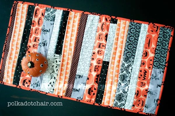 Love a handmade touch to your Halloween decor? Try one of these 37 direct Halloween Decorations to Sew ~ Tipsaholic.com #sewing #halloween #decorating
