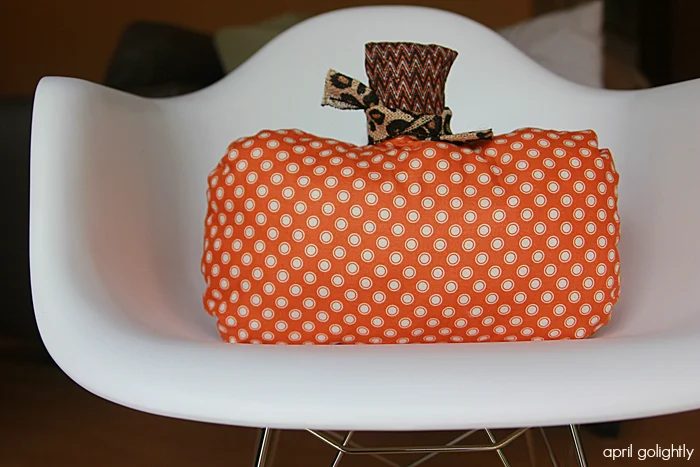 Love a handmade touch to your Halloween decor? Try one of these 37 direct Halloween Decorations to Sew ~ Tipsaholic.com #sewing #halloween #decorating