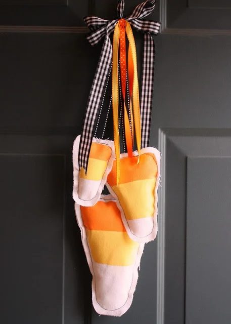 Love a handmade touch to your Halloween decor? Try one of these 37 direct Halloween Decorations to Sew ~ Tipsaholic.com #sewing #halloween #decorating